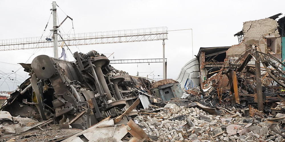 Trümmer türmen sich zu einem Haufen aus Schutt und zerstörten Waggons, nachdem ein Eisenbahndepot bei einem, mutmaßlich russischen, Raketenangriff zerstört wurde. Foto: Andrii Marienko/AP/dpa