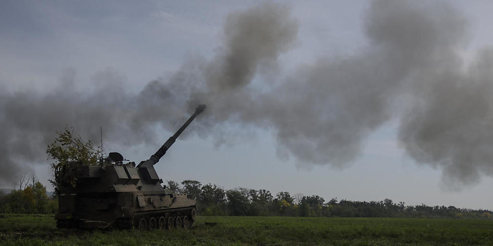 Ein polnisches selbstfahrendes gepanzertes Artilleriegeschütz AHS Krab feuert auf russische Stellungen. Foto: Inna Varenytsia/AP/dpa