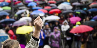 Rund 1500 Personen sind am Samstag in Lausanne wegen der Erhöhung des Frauenrentenalters auf 65 Jahre auf die Strasse gegangen.