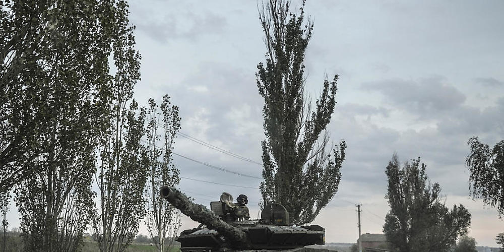Ukrainische Soldaten fahren einen Panzer auf dem Weg nach Sewersk. Foto: Inna Varenytsia/AP/dpa