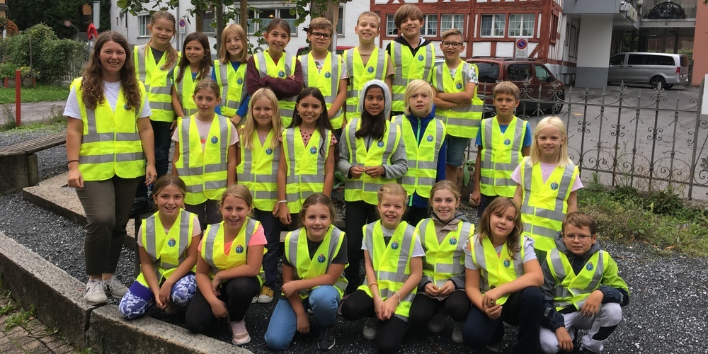 Die Schulkinder mit den Warnwesten des TCS