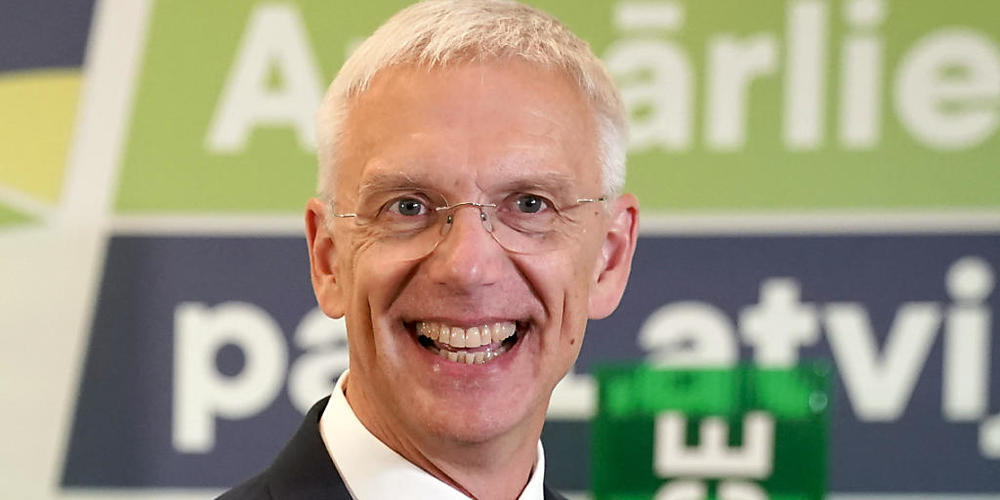 Krisjanis Karins, lettischer Ministerpräsident und Vorstandschef der führenden politischen Partei Jauna Vienotiba (Neue Einheit) lächelt, während er in Erwartung der Ergebnisse der Parlamentswahlen zu den Medien spricht. Überschattet von Russlands...