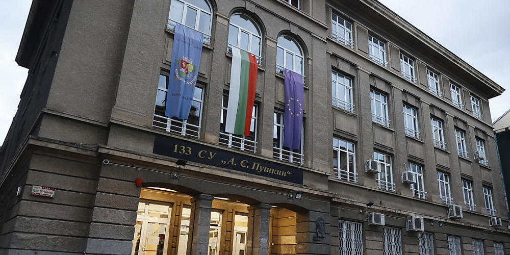 Ein Wähler verlässt ein Wahllokal in Sofia. Die Bulgaren geben am Sonntag, 02.10.2022 ihre Stimmen bei den Parlamentswahlen ab - den vierten innerhalb von 18 Monaten -, die von einem tobenden Krieg in der Nähe, politischer Instabilität und wirtsch...