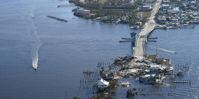 Die Brücke, die von Fort Myers nach Pine Island, führt, ist nach Hurrikan «Ian» stark beschädigt. Aufgrund der Schäden kann die Insel nur per Boot oder Flugzeug erreicht werden. Foto: Gerald Herbert/AP/dpa