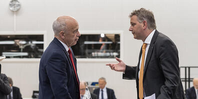 SVP-Präsident und Ständerat Marco Chiesa (rechts) mit Bundesrat Ueli Mauer an der ausserordentlichen Session der eidgenössischen Räte im Mai 2020 in einer Ausstellungshalle von Bernexpo. (Archivbild)