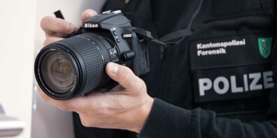 Da wird dem Einschleichdieb aber «s`Kinnlädele» runtergeklappt sein, als plötzlich Polizisten vor ihm standen