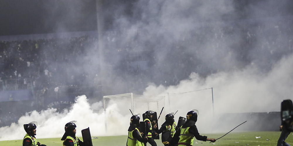 Die Polizei ging unter anderem mit Schlagstöcken und Tränengas gegen randalierende Fans vor. Dabei kam es zu einer Massenpanik mit dutzenden Toten.