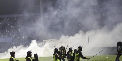 Die Polizei ging unter anderem mit Schlagstöcken und Tränengas gegen randalierende Fans vor. Dabei kam es zu einer Massenpanik mit dutzenden Toten.