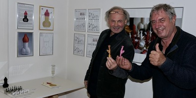 Künstler Werner «Marxx» (li.) und Ing. Gerhard Amann präsentieren das erotische Schachspiel