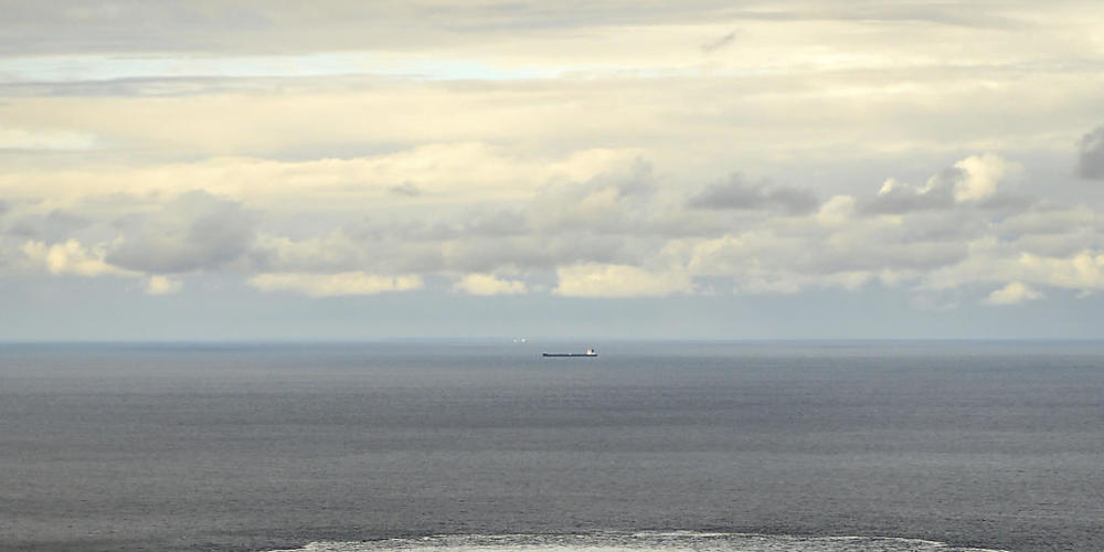 HANDOUT - Auf diesem von den dänischen Streitkräften zur Verfügung gestellten Foto sind Blasen und Strudel auf der Wasseroberfläche über einem Gasleck in der Ostsee zu sehen. An den Nord-Stream-Gasleitungen in der Ostsee gibt es mehrere Lecks. Fot...