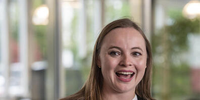 Die Mitte-Politikerin Laura Dittli wurde am Sonntag mit einem Glanzresultat neu in die Zuger Regierung gewählt.