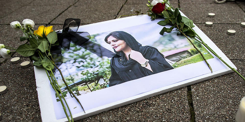 Ein Bild der verstorbenen Iranerin Mahsa Amini, die in der vergangenen Woche im Iran nach ihrer Verhaftung durch die Sittenpolizei gestorben war. Iranische Behörden untersagen Aminis Vater eine Einsicht in ihre Akten. Foto: Christoph Reichwein/dpa...