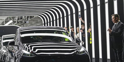 Tesla hat im vergangenen Quartal den nächsten Rekordwert bei den Auslieferungen erreicht. Die Firma von Tech-Milliardär Elon Musk verkaufte von Juli bis September 343'830 Elektroautos.