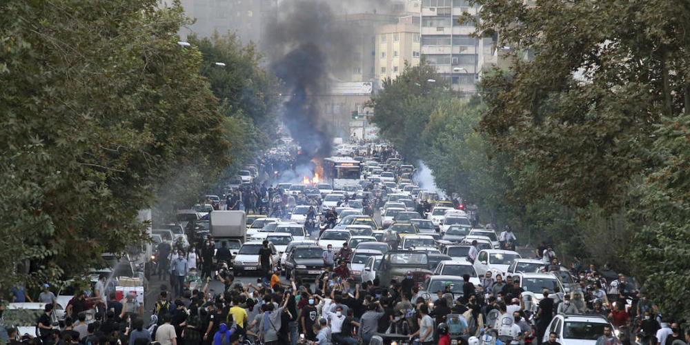 ARCHIV - Auf diesem Foto, das von einer nicht bei Associated Press angestellten Person aufgenommen wurde und der AP außerhalb des Irans zur Verfügung gestellt wurde, protestieren Demonstranten in der Innenstadt von Teheran gegen den Tod der 22-jäh...