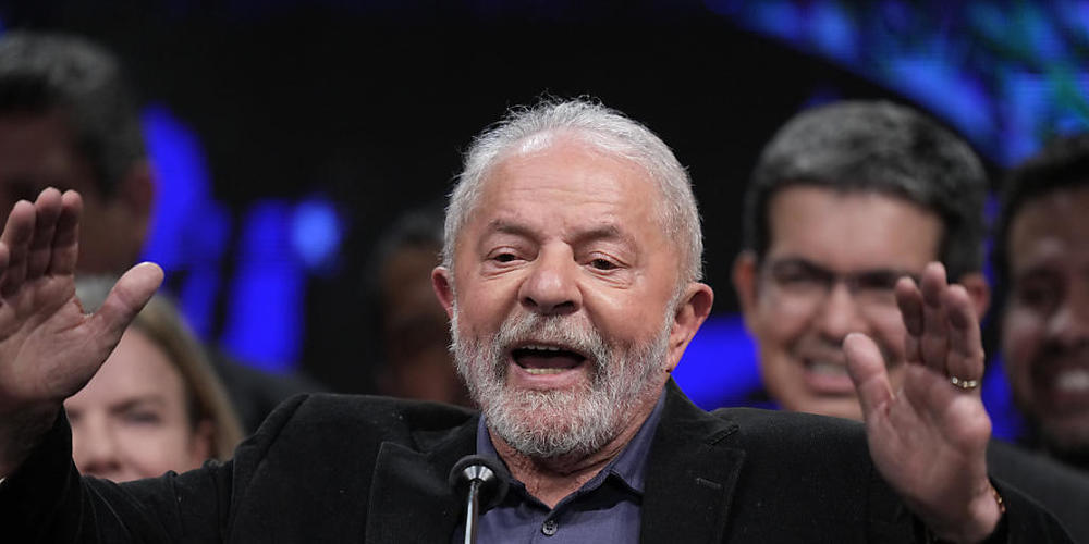 Luiz Inacio Lula da Silva spricht nach Schließung der Wahllokale im brasilianischen Sao Paulo zu seinen Anhängern. Foto: Andre Penner/AP/dpa