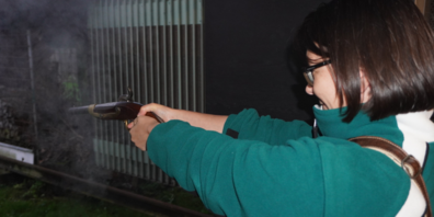 Matchschützin Eyelyn Senn scheint hier in den Boden zu schiessen. 