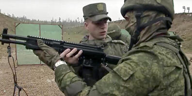 HANDOUT - Auf diesem vom Pressedienst des russischen Verteidigungsministeriums veröffentlichten Handout-Videostandbild nehmen russische Rekruten an einem militärischen Training im Patriot-Park außerhalb Moskaus teil. Kremlchef Putin lässt bei eine...