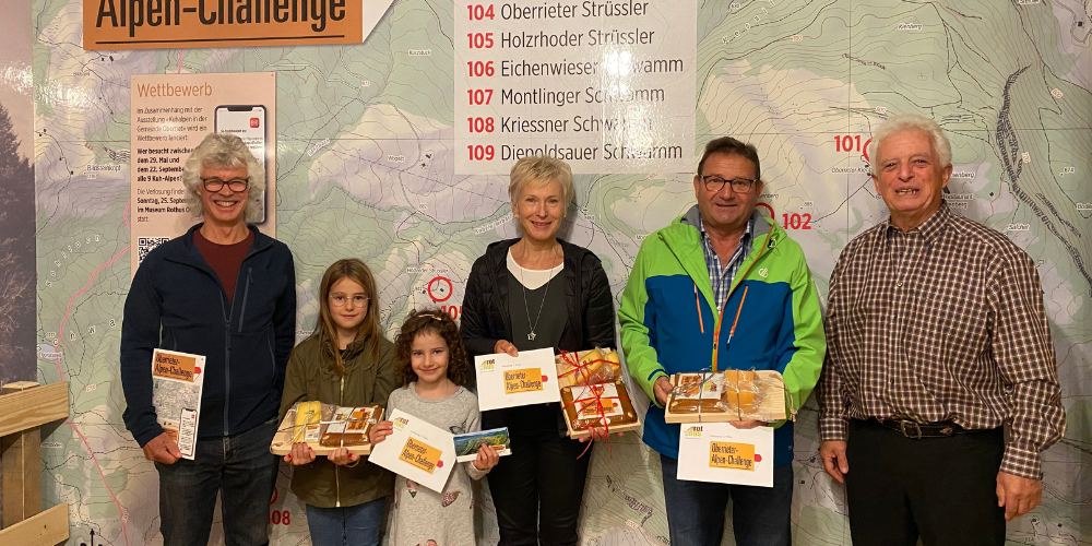 Von links nach rechts: : Projektleiter Nick Wolgensinger, Anouk und Paula Dietsche (2. Preis),  Luzia Büchel (1. Preis), Ernst Eugster (3. Preis) und dem Präsidenten des Museumsvereins Oberriet Alfons Ammann.
