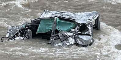 Das völlig demolierte Auto in der Bregenzer Ache bei Mellau