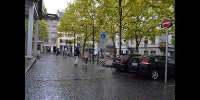 Seit Jahren ein Politikum: die Parkplätze beim Zähringerplatz. Einige wurden nun aufgehoben, der Platz ist dennoch nur teilweise autofrei.
