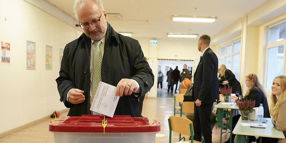 Der lettische Präsident Egils Levits gibt seine Stimme in einem Wahllokal ab während der Parlamentswahlen in Riga. Foto: Roman Koksarov/AP/dpa
