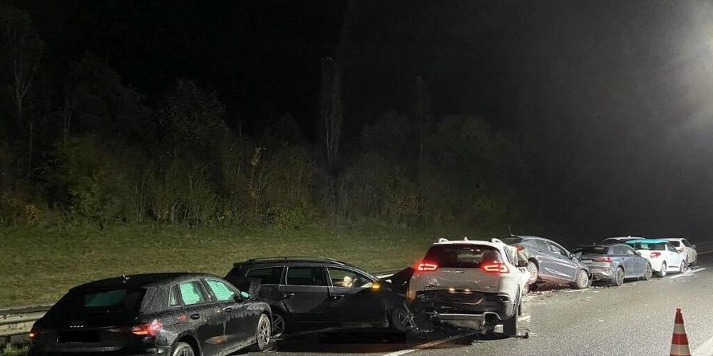 Bei einer Massenkarambolage auf der A12 gab es am Montag vier Verletzte.