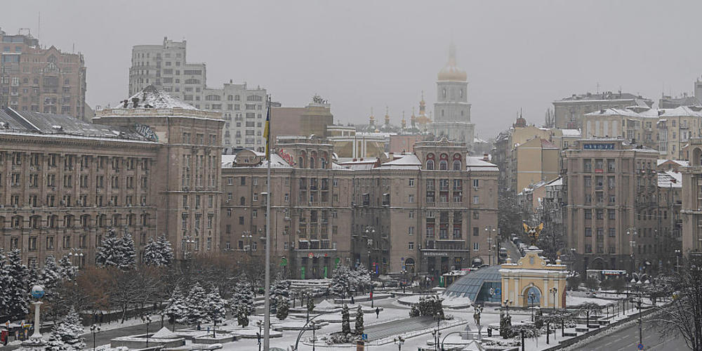 Blick auf den schneebeckten Maidan-Platz in Kiew. Foto: Andrew Kravchenko/AP/dpa