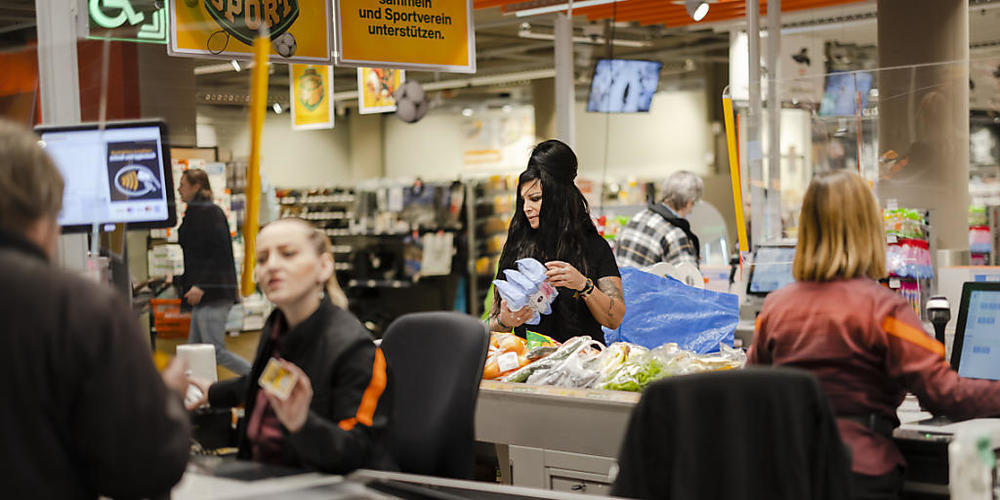 Migros-Angestellte können einen Teil der höheren Vergütung in Form von Warengutscheinen beziehen. (Archivbild)