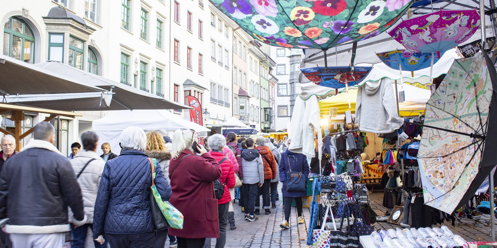 Ob Unterhaltung durch eine Koch-Show, etwas zum Essen oder ausgefallener Schmuck – die Stände von der Vordergasse bis zur Ecke Löwengässchen hatten ein kunterbuntes Angebot für die Besucherinnen und Besucher zu bieten.