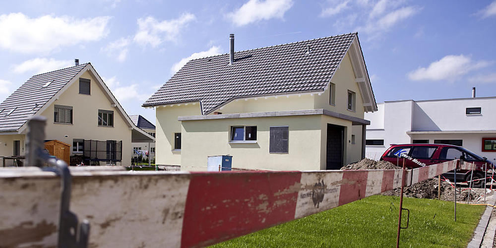 Hohe Preise und gestiegene Zinsen lasten auf der Nachfrage nach Einfamilienhäusern. (Archivbild)