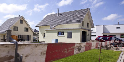 Hohe Preise und gestiegene Zinsen lasten auf der Nachfrage nach Einfamilienhäusern. (Archivbild)