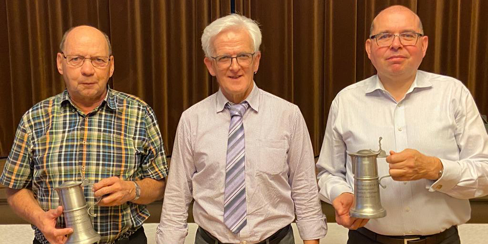 Die Gewinner der Vereinsmeisterschaft: an der Armeewaffe Peter Ebnöther (l.) und am Standardgewehr Christian Jehli (r.); mit Präsident Karl Schuler (M.).
