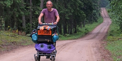 Christian Zimmermann unterwegs mit seinem Einkaufswagen in den Wäldern von Lettland.