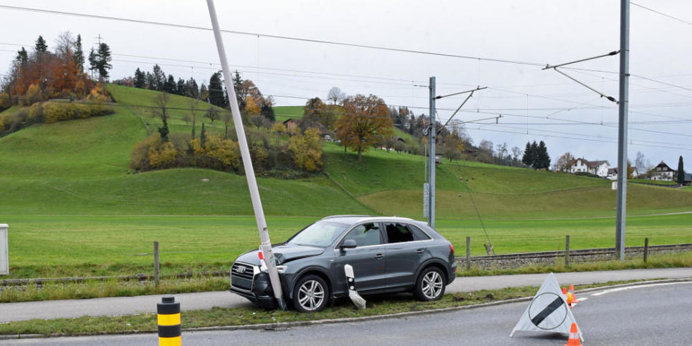 Ein stark alkoholisierter Mann fuhr ausgangs Kreisel in Gettnau LU in eine Strassenlampe.