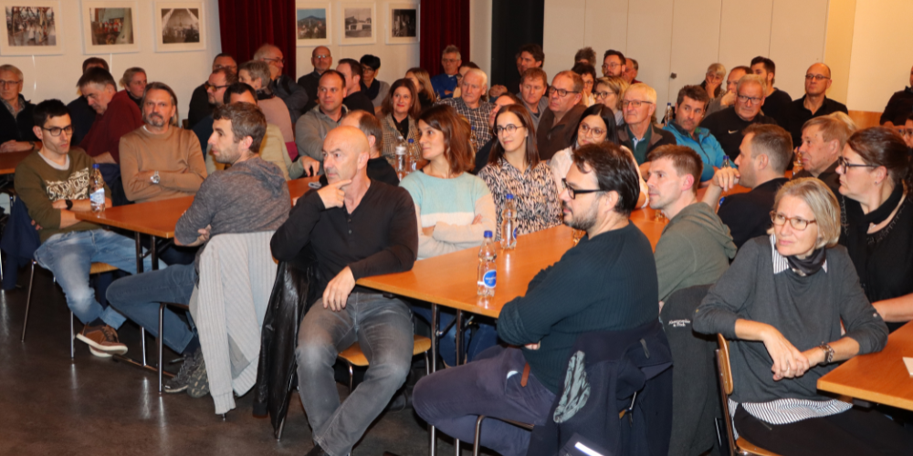 Bis auf den letzten Platz besetzt: Rund 100 Personen liessen sich aus erster Hand über die geplante Schulraumentwicklung informieren. Die Möglichkeit Fragen zu stellen, wurde rege genutzt. 