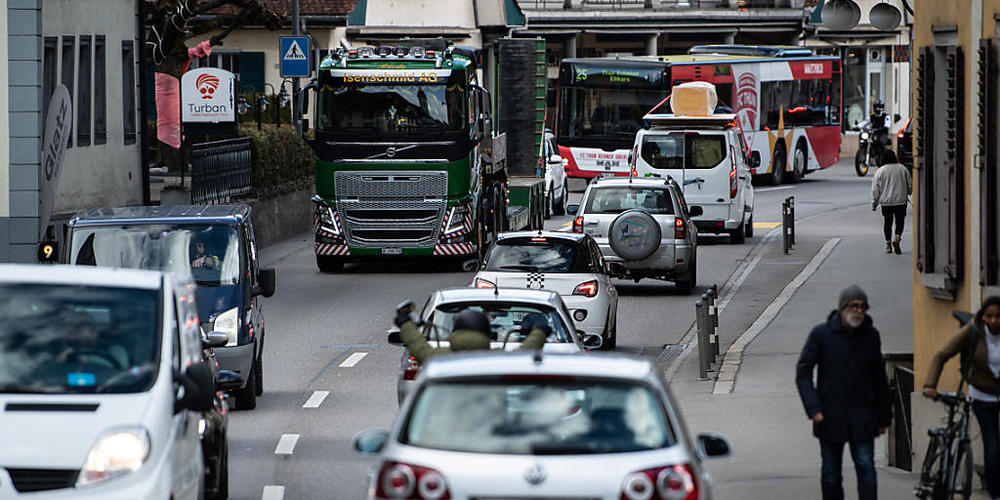 Dank geringerer Autodichte verglichen mit Europa in der Schweiz seltener: Stau, hier beim Lauitorkreisel in Thun. (Archivbild)
