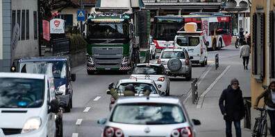 Dank geringerer Autodichte verglichen mit Europa in der Schweiz seltener: Stau, hier beim Lauitorkreisel in Thun. (Archivbild)