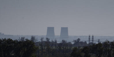 ARCHIV - Das Kernkraftwerk Saporischschja ist aus einer Entfernung von etwa zwanzig Kilometern zu sehen. Foto: Leo Correa/AP/dpa