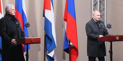 Dieses von der staatlichen russischen Nachrichtenagentur Sputnik via AP veröffentlichte Foto zeigt Miguel Diaz-Canel (l), Präsident von Kuba, und Wladimir Putin, Präsident von Russland, wie sie an der Enthüllungszeremonie eines Denkmals für den ve...