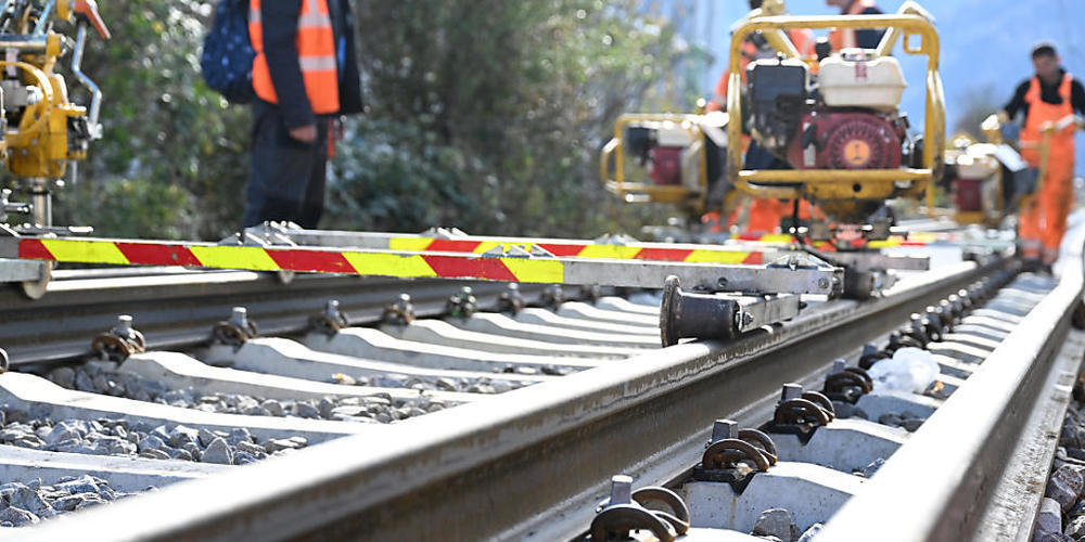 PRODUKTION - Der Umbauzug der Deutsche Bahn, der gleichzeitig Schwellen und Gleise austauscht, arbeitet auf der Zugstrecke bei Garmisch-Partenkirchen. Foto: Angelika Warmuth/dpa
