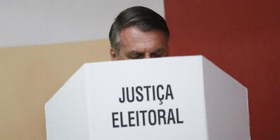 Brasiliens inzwischen abgewählter Präsident Jair Bolsonaro gibt seine Stimme zur Stichwahl in einem Wahllokal ab. Foto: Bruna Prado/AP/dpa