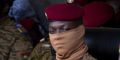 Bei Angriffen mutmasslicher Dschihadisten in Burkina Faso sind mindestens 14 Menschen getötet worden. Im Oktober hatte Übergangspräsident Ibrahim Traoré (Bild) eine Kampagne gestartet, um 50'000 Zivilisten für den Kampf gegen Dschihadisten zu anzu...