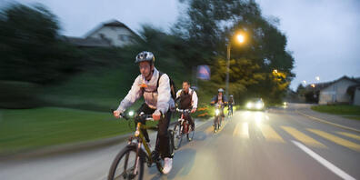 Bei Dämmerung Licht an auf dem Schulweg mit dem Velo. Laut TCS nehmen es zu viele Schweizer Velofahrer bei der Beleuchtung nicht so genau. (Themenbild)