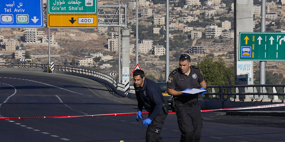 Israelische Polizisten inspizieren den Ort einer Explosion an einer Bushaltestelle. Foto: Maya Alleruzzo/AP/dpa