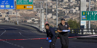 Israelische Polizisten inspizieren den Ort einer Explosion an einer Bushaltestelle. Foto: Maya Alleruzzo/AP/dpa