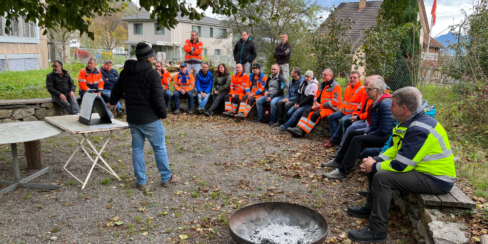 Mitarbeiter der Rheintaler Gemeinden erhalten von Primarlehrer Christoph Naef einen Einblick in die Planung, Umsetzung und den Betrieb des biodiversen Schulareals Bündt 