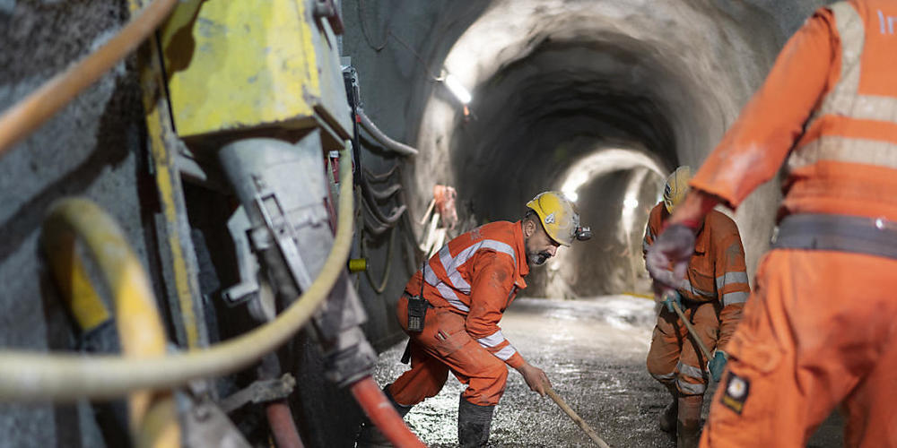 Auf Schweizer Baustellen läuft das Geschäft weiterhin auf Hochtouren. Allerdings machen den Baumeistern die steigenden Kosten zu schaffen.(Symbolbild)