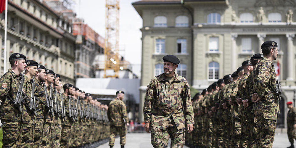 Erhalten mehr Sold und ein elektronisches Dienstbüchlein: Armeeangehörige, hier als Ehrengarde auf dem Bundesplatz in Bern. (Archivbild)