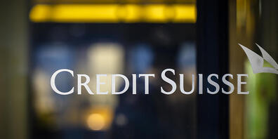 Die Aktionäre der Credit Suisse haben an der ausserordentlichen Generalversammlung der geplanten Kapitalerhöhung zugestimmt. Damit kann die angeschlagene Grossbank den Umbau an die Hand nehmen.(Archivbild)