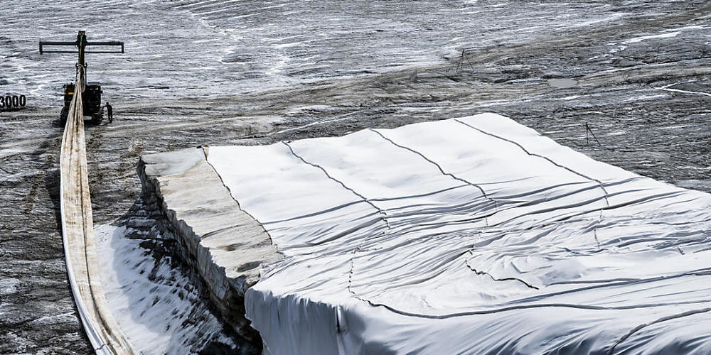 Ab 2024 müssen grosse Unternehmen in der Schweiz öffentlich darüber Bericht erstatten, wie sich ihre Tätigkeit auf das Klima auswirkt. Im Bild ein zugedeckter Gletscher. (Archivbild)